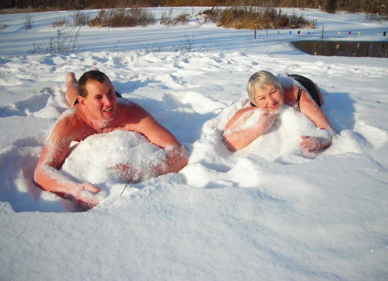 Обтирание снегом после парения: польза и противопоказания